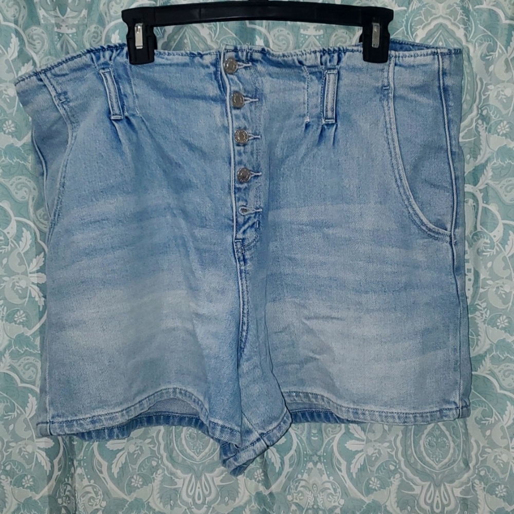 AMERICAN EAGLE MOM SHORTS